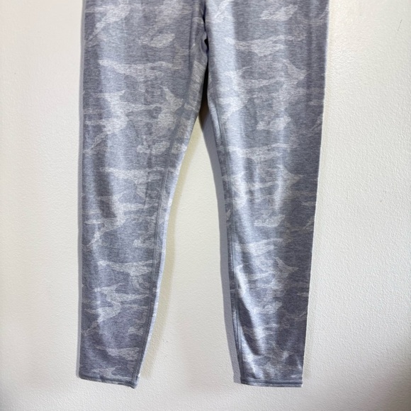 Vuori Clean Elevation Legging in Pale Heather Camo size Medium - Picture 5 of 8